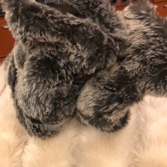 🎁 Adorable faux fur slippers, like new size 8 - Picture 3 of 4